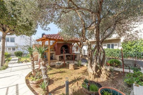 Patio, Day, Garden