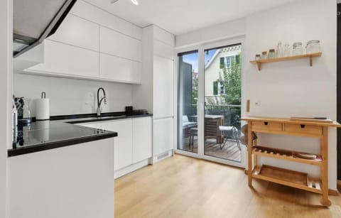 Balcony/Terrace, Kitchen or kitchenette, Dining area, Food, oven, stove, toaster