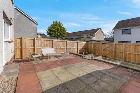 Free Parking - Central - Sleeps 8 - 3 Bedrooms Apartment in Livingston