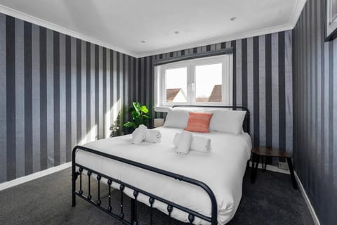 Free Parking - Central - Sleeps 8 - 3 Bedrooms Apartment in Livingston