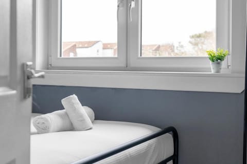 Free Parking - Central - Sleeps 8 - 3 Bedrooms Apartment in Livingston