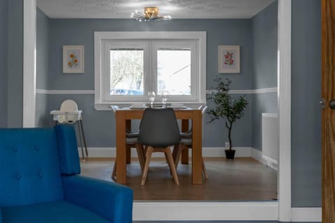 Free Parking - Central - Sleeps 8 - 3 Bedrooms Apartment in Livingston