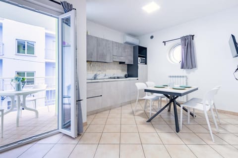 Kitchen or kitchenette, Dining area, stove