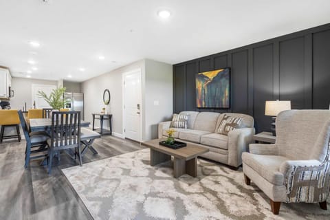 Earl Grey Escape - Chic 3 BDR House in Branson