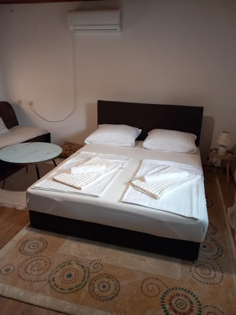 Bed, Photo of the whole room, Bedroom, air conditioner