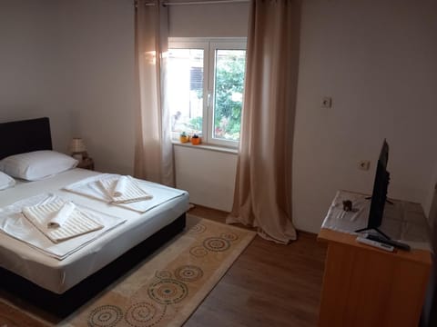 Bed, TV and multimedia, Bedroom, towels