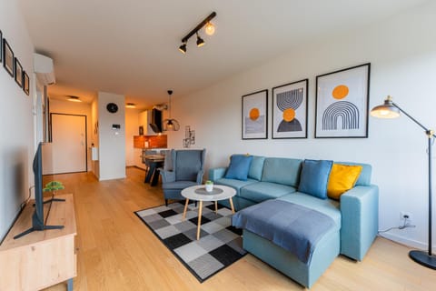 TV and multimedia, Kitchen or kitchenette, Living room, Seating area, Dining area, Family, internet, air conditioner