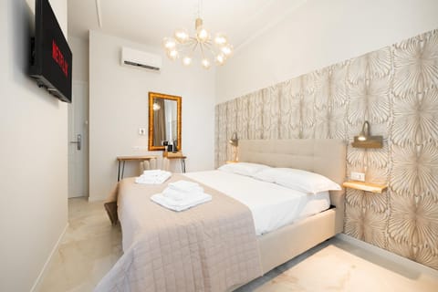 Bed, TV and multimedia, Photo of the whole room, Bedroom, towels, air conditioner