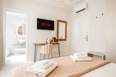 Bed, Bathroom, TV and multimedia, Coffee/tea facilities, Bedroom