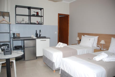 Bed, Kitchen or kitchenette, Photo of the whole room, Bedroom, minibar, towels