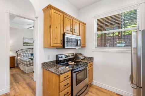 Always 80 and Sunny - Silver Dollar City House in Indian Point