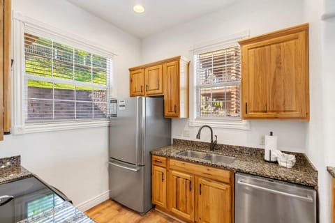 Always 80 and Sunny - Silver Dollar City House in Indian Point