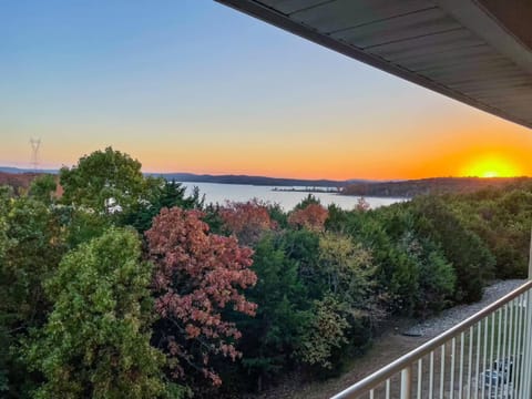Sunset Daydream - Elegant Condo on Table Rock House in Branson