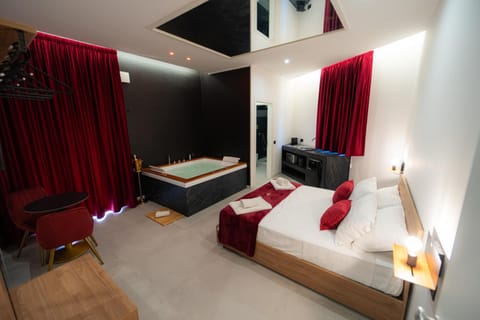 Bed, TV and multimedia, Bedroom, towels