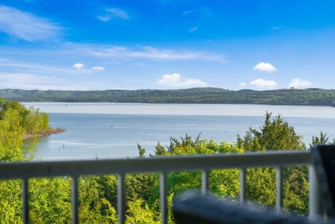 Branson Lakefront Luxury - Water Views House in Branson