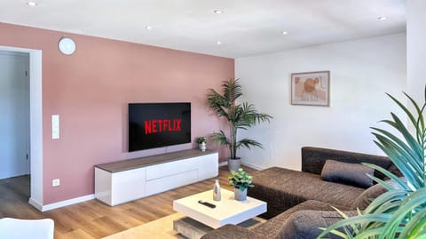 Communal lounge/ TV room, TV and multimedia, Living room, Seating area, Evening entertainment