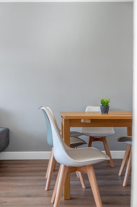 Free Parking - Central - Sleeps 6 - 2 Bedrooms Apartment in Livingston