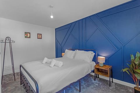 Free Parking - Central - Sleeps 6 - 2 Bedrooms Apartment in Livingston