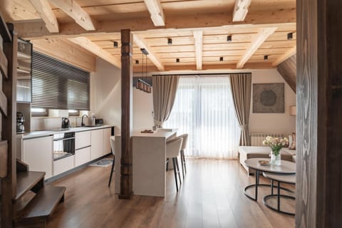 Coffee/tea facilities, Kitchen or kitchenette, Living room, Seating area, stove, air conditioner