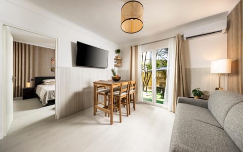Communal lounge/ TV room, Living room, Dining area