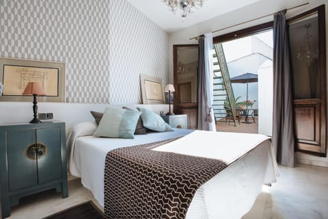 Bed, Photo of the whole room, Decorative detail, Bedroom