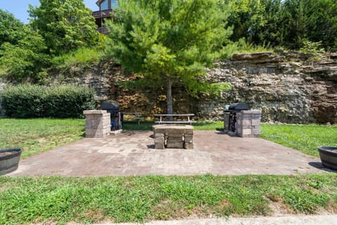 Stone Cliff Relaxation with Resort Amenities House in Indian Point