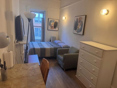 Bed, TV and multimedia, Seating area