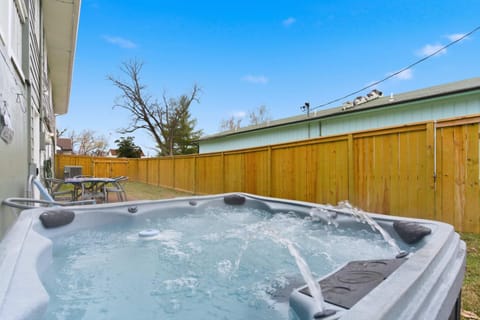 Branson Downtown Beauty - 4 BDR Home Sleeps 15 House in Hollister