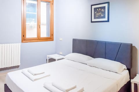 Bed, Photo of the whole room, Bedroom, internet, towels