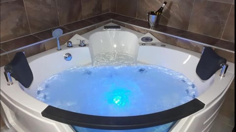 Natural landscape, Hot Tub, Bathroom, Bath