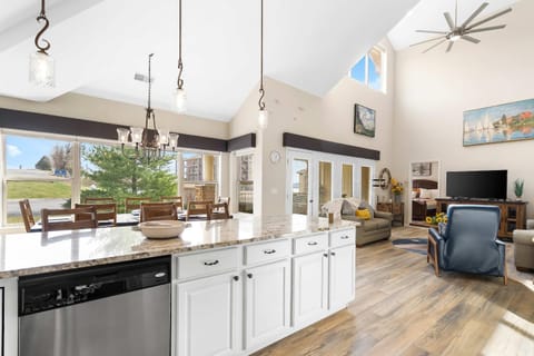 B Chillin Retreat on Table Rock Lake House in Ridgedale