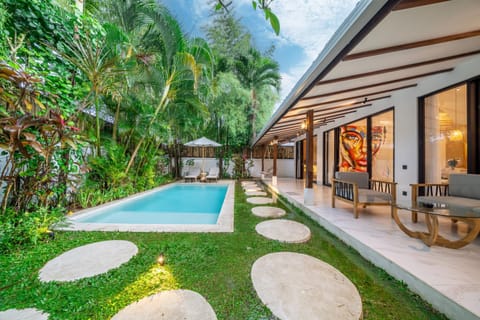 Property building, Patio, Balcony/Terrace, Swimming pool, sunbed