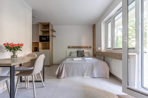 Bedroom, microwave