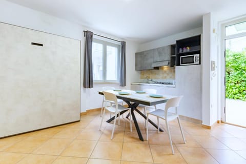 Kitchen or kitchenette, Dining area, stove