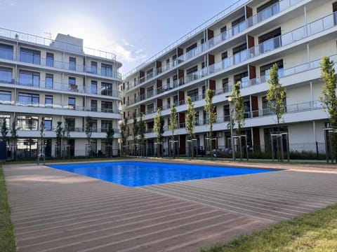 Property building, Day, Pool view, Swimming pool, Swimming pool, sunbed