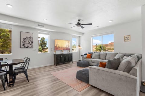 Vintage Desert 5 BDR Heated Pool Lazy River & Slide House in Washington