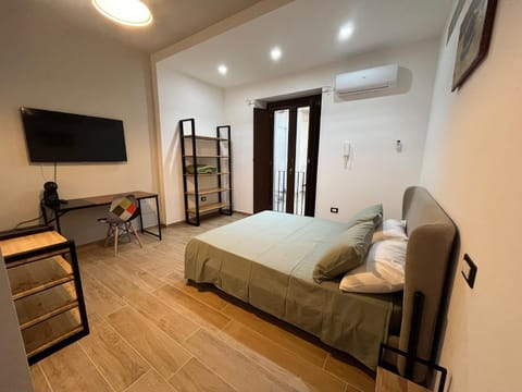 TV and multimedia, Seating area, Bedroom, air conditioner