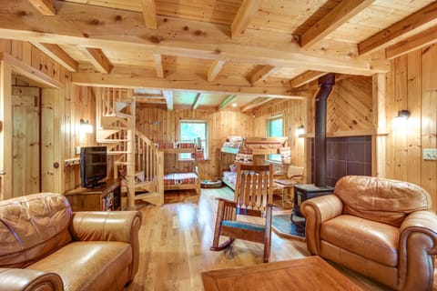 8 Mi to Okemo Mountain Resort Mtn-View Retreat! House in Andover