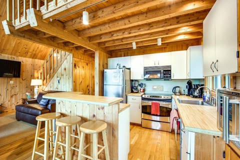 8 Mi to Okemo Mountain Resort Mtn-View Retreat! House in Andover