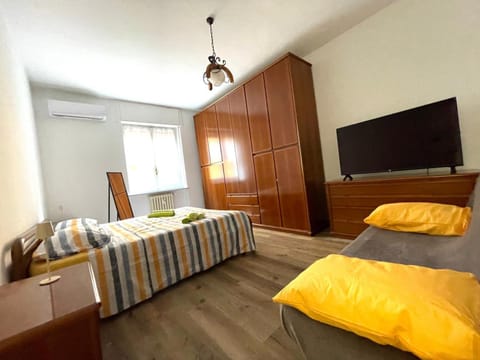 Bed, TV and multimedia, Bedroom, wardrobe