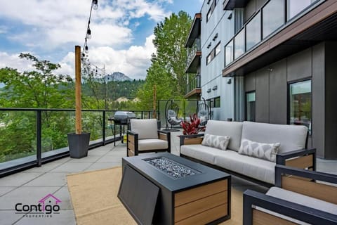 Property building, Patio, Natural landscape, View (from property/room), Balcony/Terrace, Seating area, Mountain view