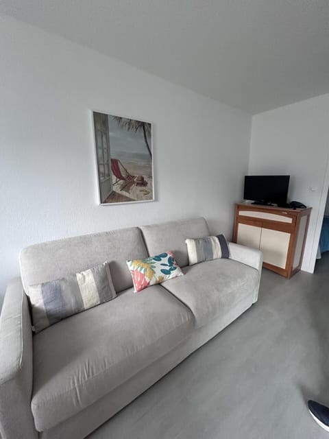 Bed, Living room, Bedroom