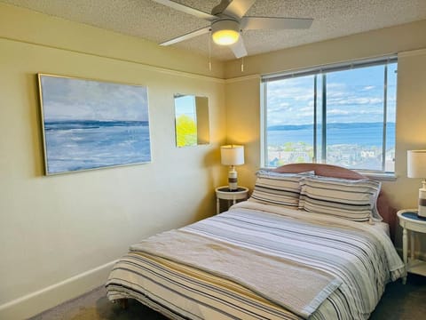 Bed, Natural landscape, Photo of the whole room, Bedroom, Sea view