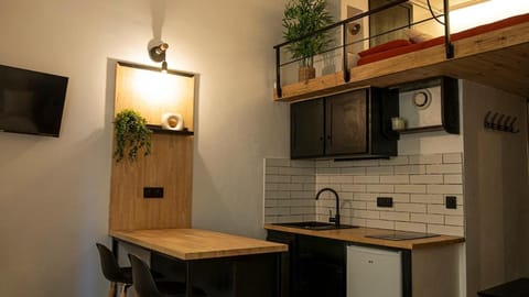 TV and multimedia, Kitchen or kitchenette, Dining area, stove
