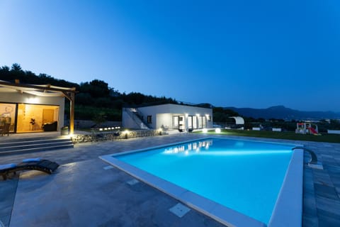 Property building, Natural landscape, Mountain view, Pool view, Swimming pool, Swimming pool, sunbed