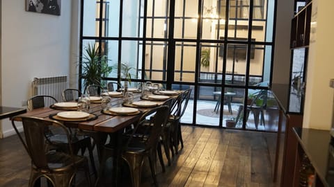 Kitchen or kitchenette, Seating area, Dining area
