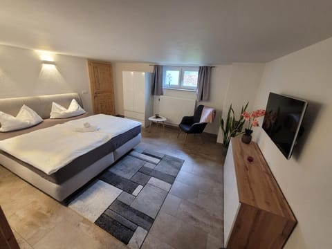 Bed, TV and multimedia, Photo of the whole room, Bedroom