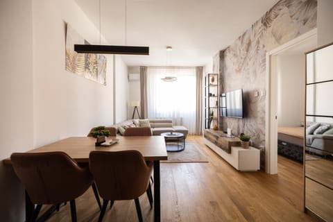TV and multimedia, Living room, Seating area, Dining area