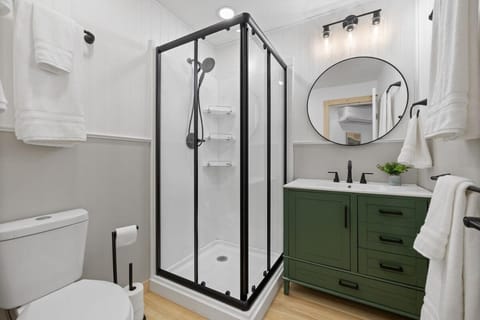 Shower, Toilet, Bathroom, towels