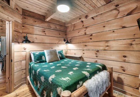 Secluded Getaway, Arcade Game, Hot Tub , Fire Pit House in Sevier County